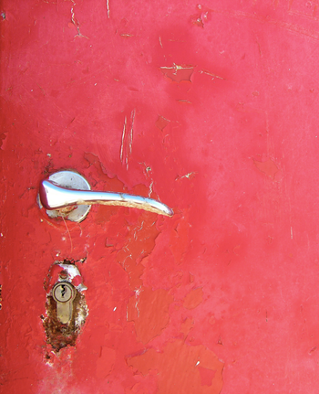 Bild einer alten roten Tür mit verrostetem Schloss